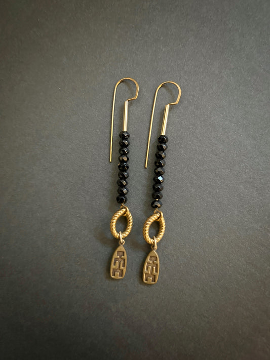 Black spinel primitive figure earrings