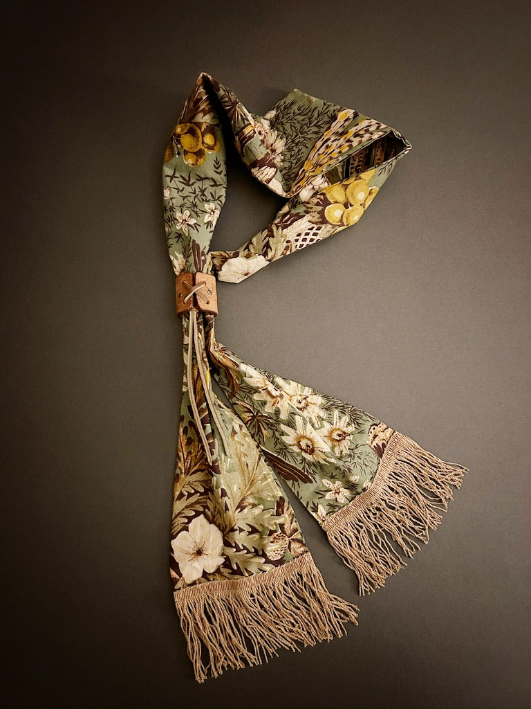 Scarf of 1940s cotton with French fringe and rustic leather slide